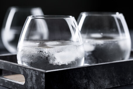 Zwei edle Gläser mit kaltem Mineralwasser, bei Fristo finden Sie garantiert Ihren Favoriten und tolle Angebote.