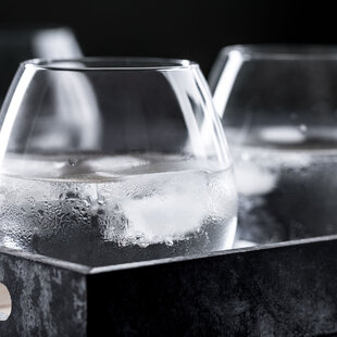 Zwei edle Gläser mit kaltem Mineralwasser, bei Fristo finden Sie garantiert Ihren Favoriten und tolle Angebote.