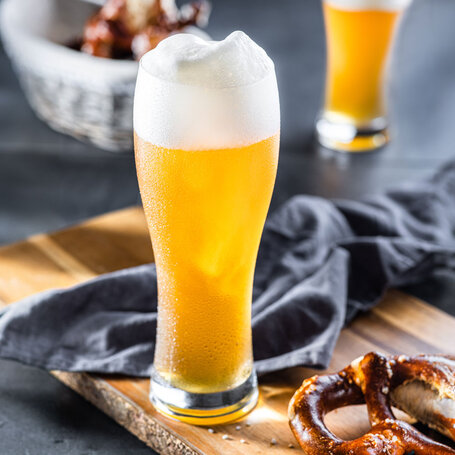 Ein kühles Weizen, eine Breze und ein Brotzeitbrett, das passende Bier finden Sie garantiert in unseren Fristo Getränkemärkten.