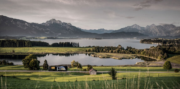 Unser Fristo Getränkemarkt LKW auf dem Weg zum nächsten Markt, ein Panoramaweg wie er im Bilderbuch steht, Berge, Seen und alles was das Herz höher schlagen lässt.