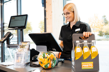 Unsere freundliche Mitarbeiterin kassiert hier gerade ab. Mit modernen Kassensystemen sind wir immer digital und flexibel unterwegs.