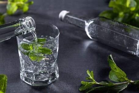 Eine Glas frische Limonade wird hier eingeschenkt, in unseren Fristo Märkten finden Sie sicher die passende Marke und tolle Angebote.
