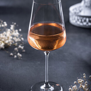 Ein Glas Rosé Wein, bei Fristo finden Sie immer regionale Weinspezialitäten