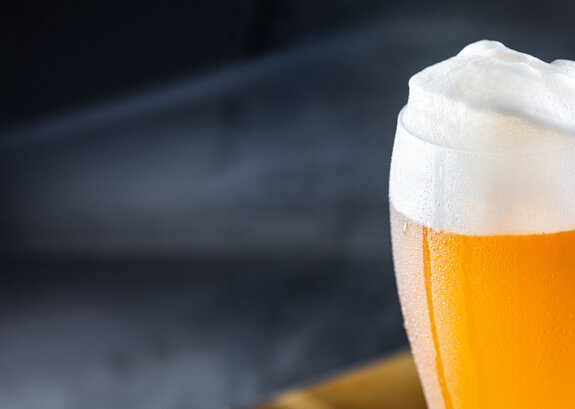 Ein kühles Weizen mit toller Schaumkrone, in unseren Fristo Märkten finden Sie immer regionale Marken und tolle Angebote.