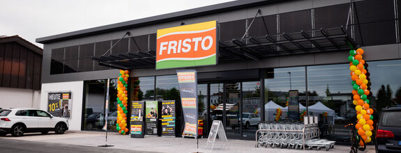Der Eingang des FRISTO Getränkemarktes in Buchloe, neu eröffnet 2023, mit dem überarbeitetem Firmenlogo, dekorativen Luftballons und tollen Aktionen.